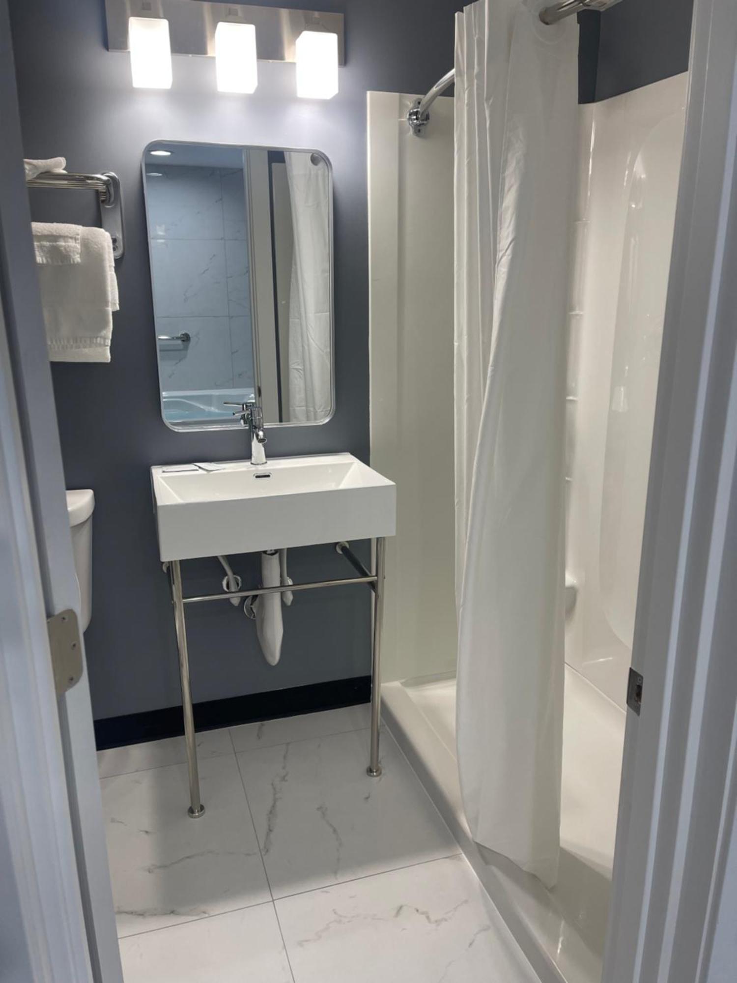 אוק לון Midway Inn & Suites מראה חיצוני תמונה