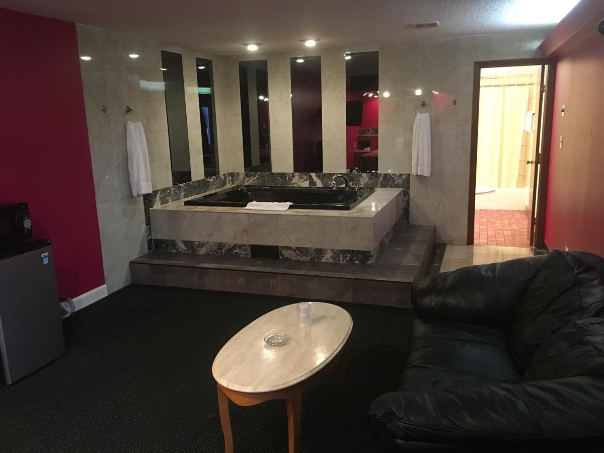 אוק לון Midway Inn & Suites מראה חיצוני תמונה