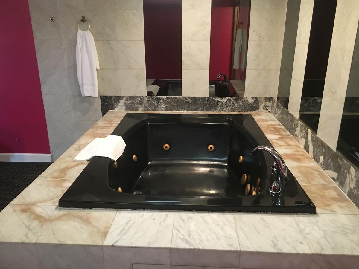 אוק לון Midway Inn & Suites מראה חיצוני תמונה
