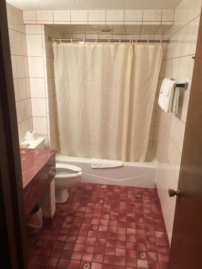 אוק לון Midway Inn & Suites מראה חיצוני תמונה